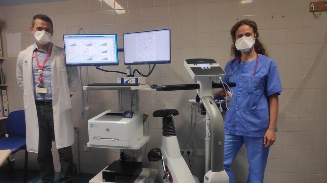El doctor Israel Valverde y la doctora Begoña Manso junto a las máquinas en las que se realiza la ergoespirometría.