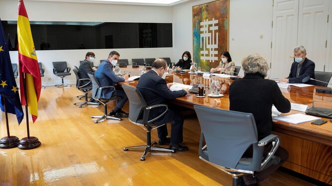El presidente del gobierno Pedro Sánchez (2i), preside la reunión del Comité de Seguimiento del Coronavirus celebrada este viernes