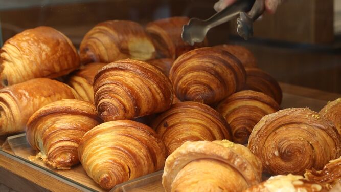 Manu Jara mima al detalle el croissant, trayendo la mantequilla desde Normandía para su elaboración.