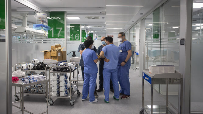 Varios sanitarios en uno de los pasillos de la UCI en el Hospital de Emergencias Covid-19, en el antiguo Militar.