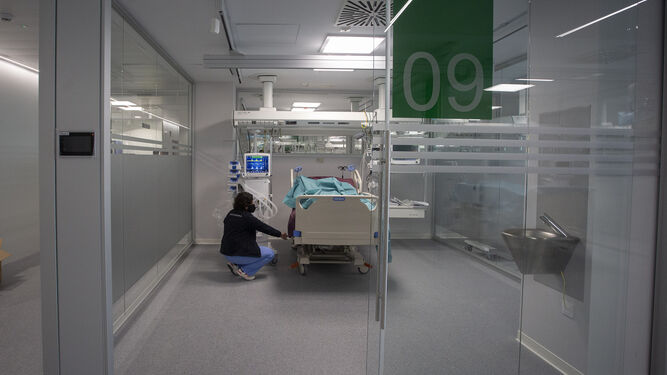 Interior de uno de los boxes de la unidad de Cuidados Intensivos en el Hospital de Emergencia Covid-19.