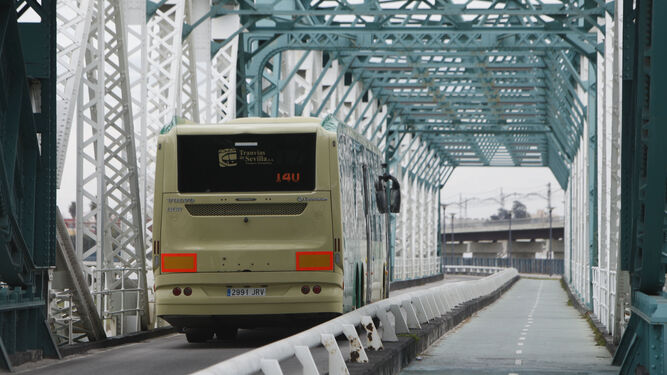 Un autobús del Consorcio Metropolitano de Transportes, por el Puente de Hierro de San Juan.