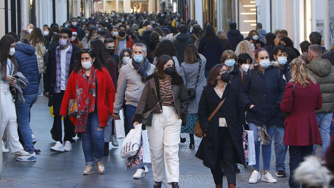 La calle Tetuán de Sevilla transitada por personas con mascarillas.