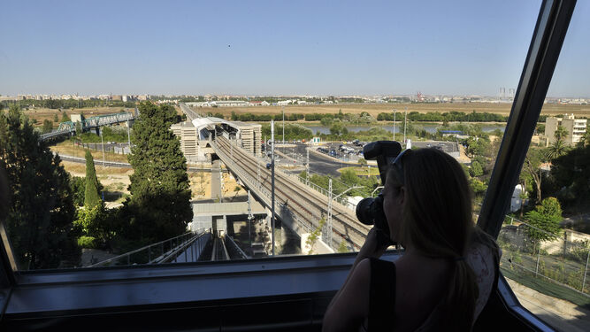 Vistas de Sevilla y  de la parada de Metro de San Juan Bajo desde el ascensor de El Monumento.