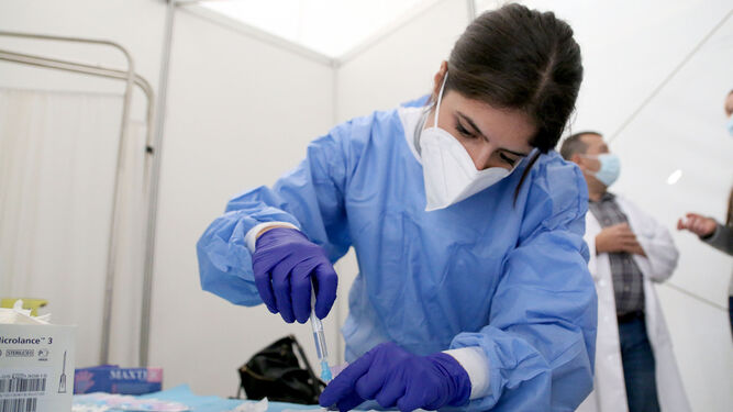 Una enfermera carga la jeringa con la dosis de una vacuna, ayer en Almería.
