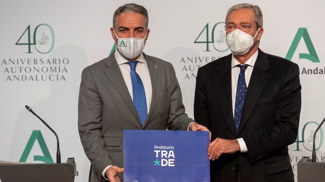 Elías Bendodo y Rogelio Velasco, a la derecha), muestran el logotipo de la nueva agencia Andalucía Trade.