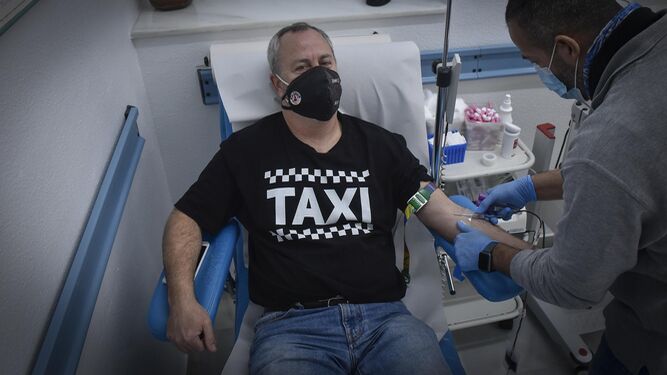 El taxista Carlos Cataluña, donando sangre.