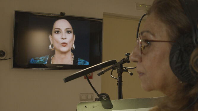 Lolita durante la grabación del anuncio de Cruzcampo que tiene a su madre, Lola, como principal protagonista.