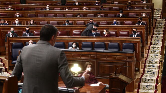 El presidente del Gobierno, Pedro Sánchez, durante la primera sesión de control al Gobierno de 2021 este miércoles en el Congreso ante Pablo Casado (dcha.).