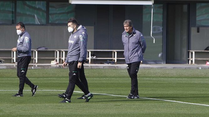 Manuel Pellegrini junto a su cuerpo técnico en el entrenamiento de hoy.