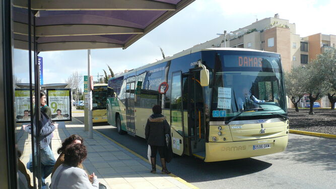 Viajeros del área metropolitana de Sevilla esperando un autobús del Consorcio de Transportes.
