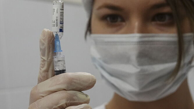 Una enfermera rusa prepara una dosis de Sputnik V.