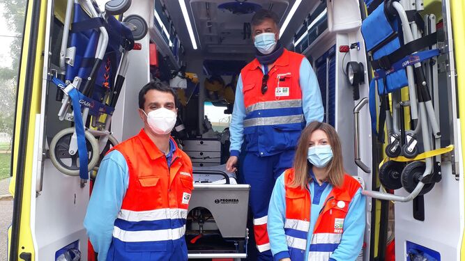 El coordinador del grupo investigador dentro de la ambulancia, José Ramón Seco, junto con dos miembros del mismo, Ana Mateos y Raúl Curado.