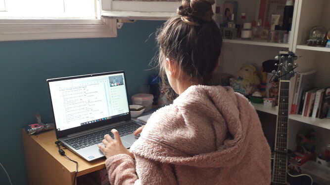 Una alumna sigue las clases telemáticas desde su portátil.