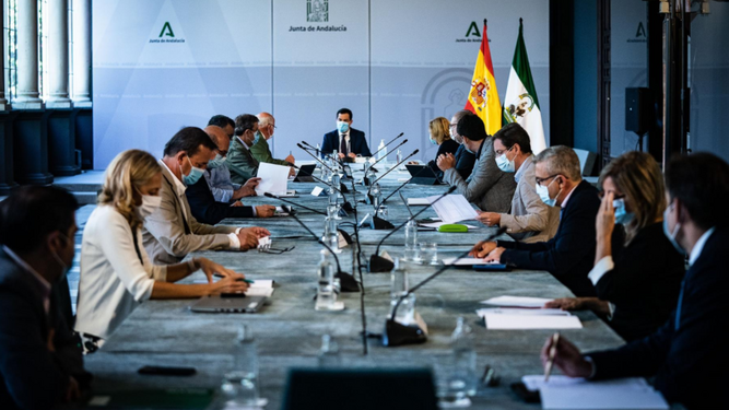 Andalucía revisará las medidas frente al Covid "si la bajada de la incidencia es definitiva"