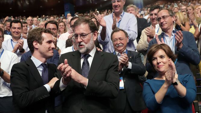 Pablo Casado, junto a Mariano Rajoy y Soraya Sáenz de Santamaría, tras ser elegido nuevo presidente del PP en julio de 2018.