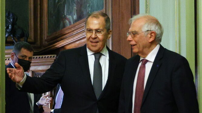El ministro ruso de Exteriores, Serguéi Lavrov, y el alto representante para la Política Exterior de la UE, Josep Borrell.