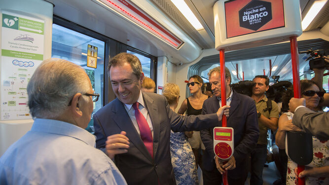 Juan Espadas viajando en el tranvía en 2015, cuando llegó a la Alcaldía y anunció que Sevilla tendría un Plan de Movilidad Sostenible.