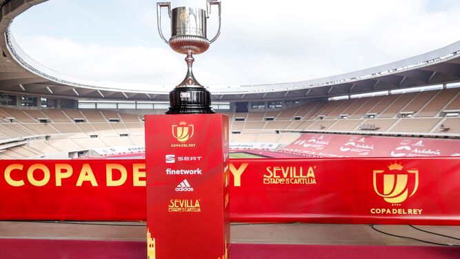 La Copa del Rey, expuesta en el escenario de las próximas finales, el estadio de La Cartuja.