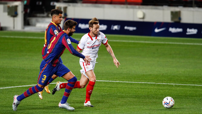 Rakitic, perseguido por Piqué y Araújo en el último Barça-Sevilla (1-1)