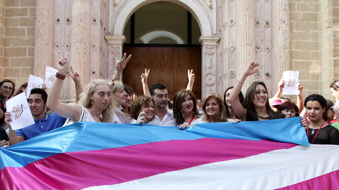 Activistas trans con algunos de los diputados que participaron en el debate de la Ley Trans andaluza de 2014.