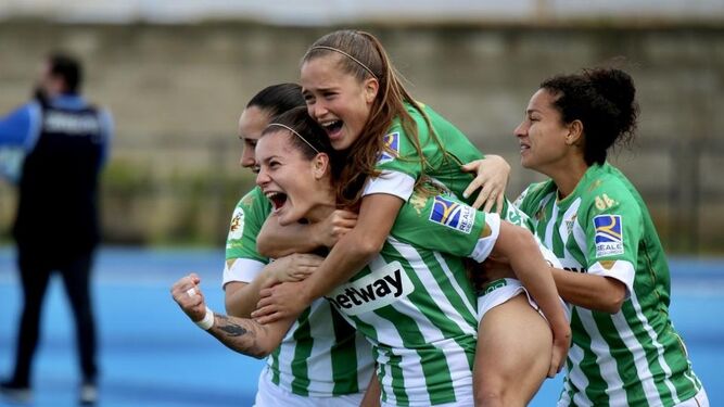 Las jugadoras verdiblancas celebran uno de los goles ante el Sporting Huelva.
