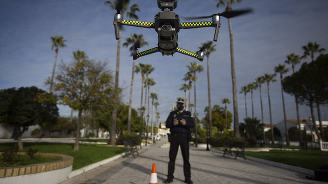 El dron de la Policía Local de Espartinas, en su primer vuelo.