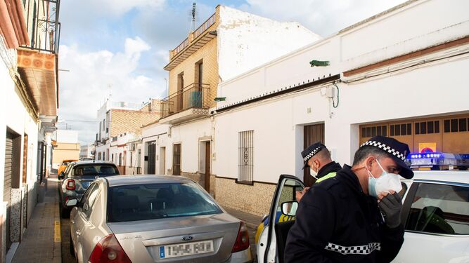 Policías locales de Brenes, en la casa de la calle Cervantes donde fue detenido el sospechoso.