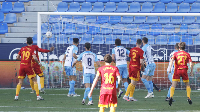 Los jugadores del Málaga ven entrar el balón del 0-2.