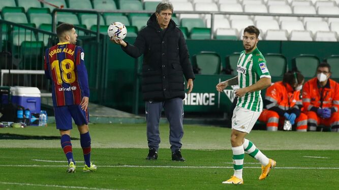 Manuel Pellegrini ofrece el balón para sacar de banda ante Jordi Alba y Aitor Ruibal.