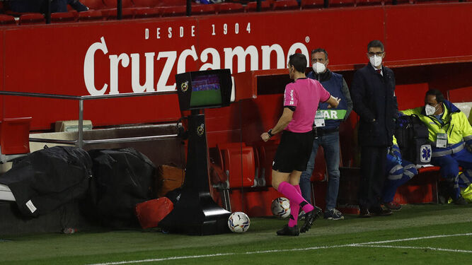 Martínez Munuera revisa el gol de Ocampos, con García Payán, con gafas, a su derecha.