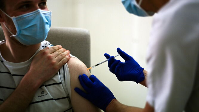 Un joven recibe una de las dosis de la vacuna frente a la covid.