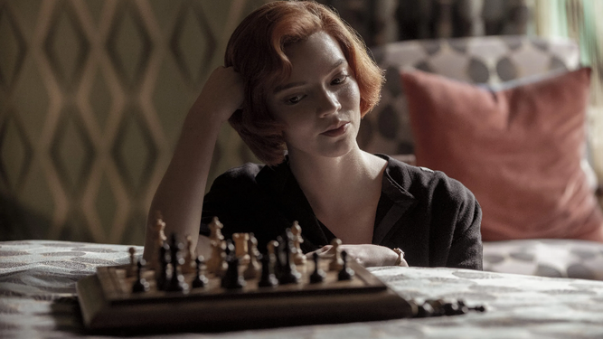 Anya Taylor-Joy, protagonista de 'Gambito de Dama', con uno de los tableros de ajedrez.
