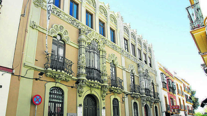 El importante edificio modernista de la calle Alfonso XII.