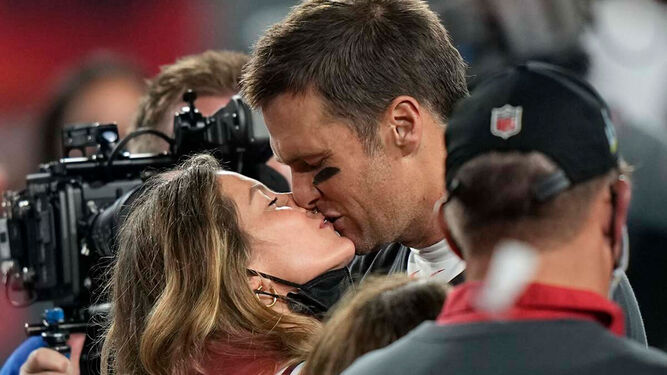 Gisele Bündchen y Tom Brady se dan un beso al final de la 'Super Bowl' que se ha vuelto viral.