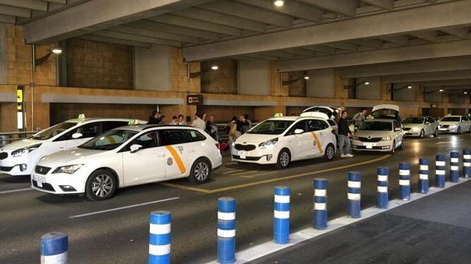 Taxis en la parada del Aeropuerto de Sevilla