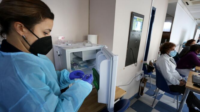 Una profesional maneja los viales de la vacuna en un centro sanitario de Jerez.