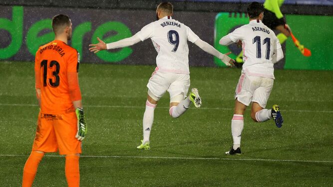 Benzema corre a celebrar el primer tanto del partido frente al Getafe.