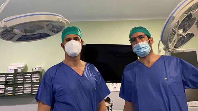 Juan Leal, a la izquierda, junto al doctor Francisco Rivera, compañero de equipo y también urólogo laparoscopista con amplia experiencia.