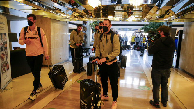 Los jugadores del Lenovo Tenerife a su llegada al hotel de concentración.