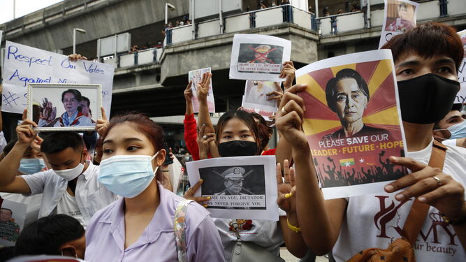 Decenas de birmanos protestan en las calles de Bangkok (Tailandia) por el golpe de Estado.