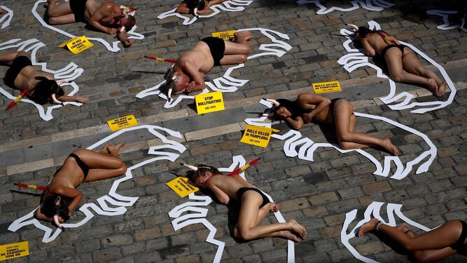Activistas de AnimaNaturalis y PETA  durante la protesta que organizan cada año en la Plaza del Ayuntamiento de Pamplona.
