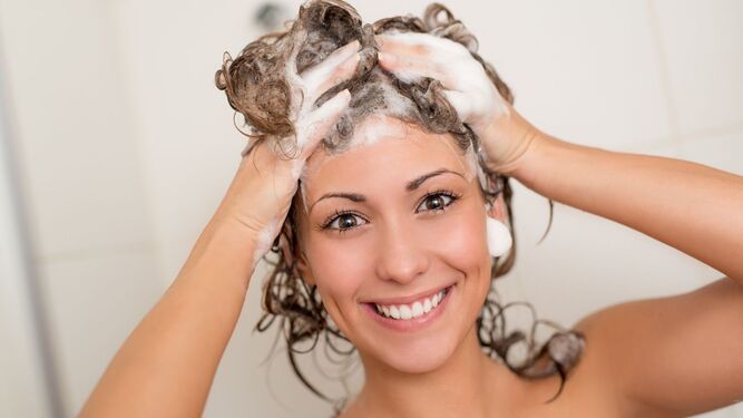 Descubre algunos de los mitos sobre el lavado de pelo para desterrarlos de tu rutina de higiene capilar.