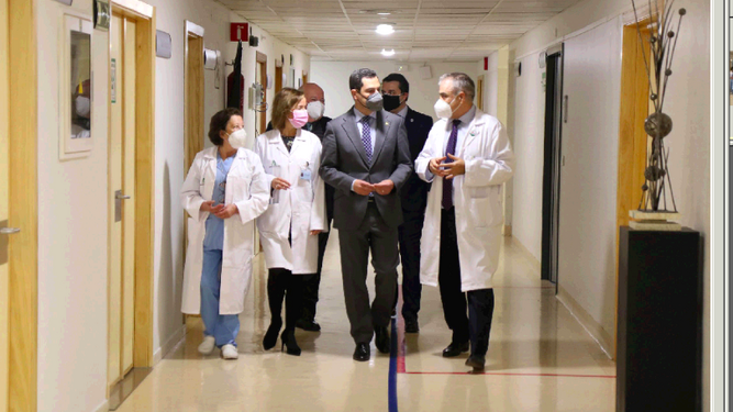 Moreno, durante su visita al Hospital Reina Sofía de Córdoba.