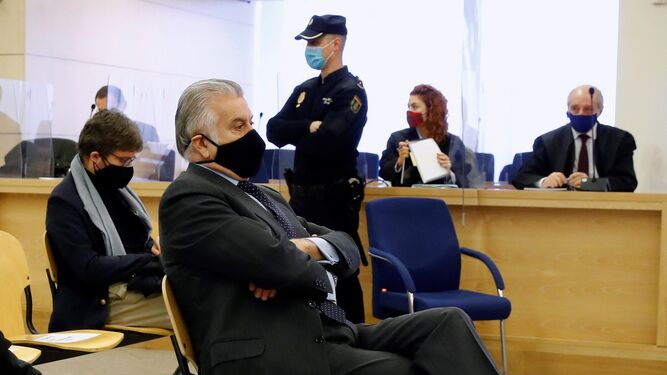 El ex tesorero del PP Luis Bárcenas en el banquillo de los acusados este lunes.