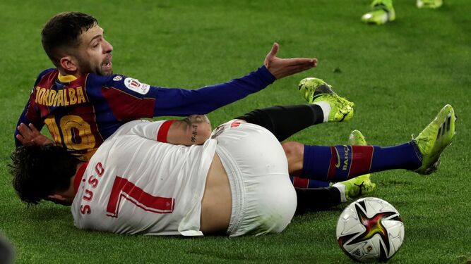Jordi Alba reclama penalti tras haberse enredado con Suso para caer en el área.
