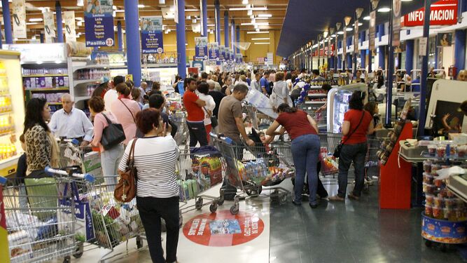 Gente comprando en un supermercado