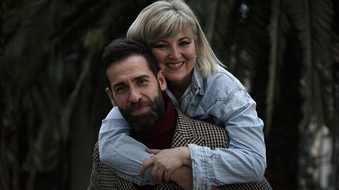 El tenor jerezano Ismael Jordi y la soprano granadina Mariola Cantarero, en las inmediaciones del Teatro de la Maestranza.