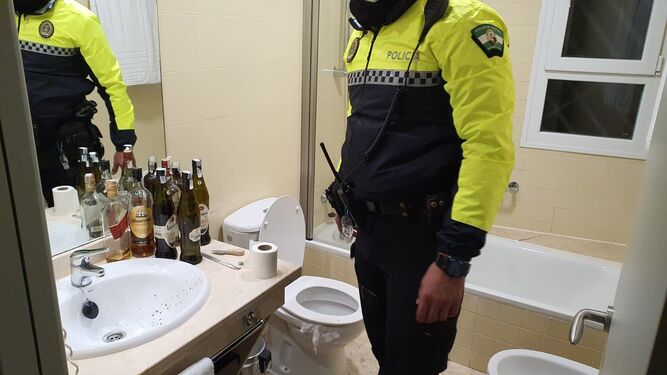 Un policía local de Bormujos en la habitación de la fiesta.