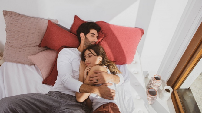 Dormir en pareja reduce el estrés, aumenta la memoria, favorece las interacciones sociales e impulsa las habilidades creativas para resolver problemas.